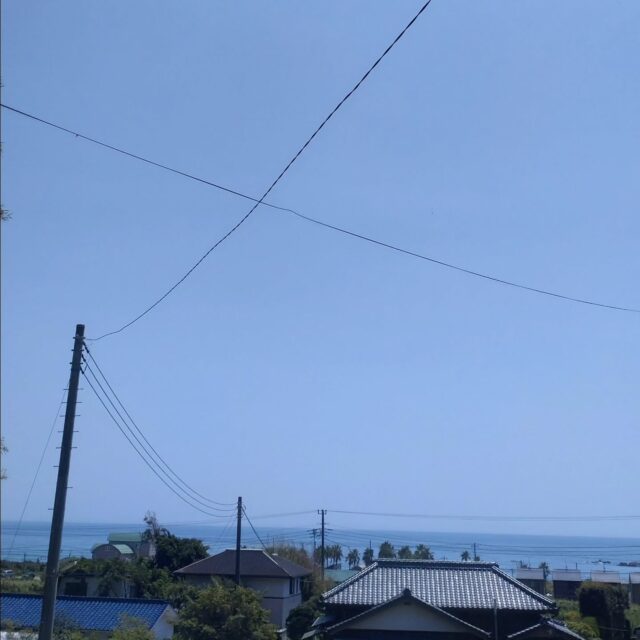 藤枝です。

8/17(日)晴天。

急遽母が旅に出る、との事で。
家族で旅支度を。
１週間程夏休みを延長しました。

今まで一度も一人旅をした事がない母。
自分の事より人の心配ばかりしていた母。
無事に行けるか親族一同不安で仕方ありません。

ま、子供の俺が言う事ではありませんが、母はしっかりしてました。他人に迷惑をかける事などないでしょう。

この１週間ずーっとメソメソしてましたが、男の子なら泣かないの！！って怒られそうなので、もぅ泣きません。
オカンの日記見てメソメソしてましたが、もぉ泣きません。
てゆーか、結構心配かけてたんだ、と改めてダメ息子っぷりを再確認💦
いやー、言葉で伝えてくれればよかったのに…
後悔しかねーじゃねぇか💦
コレでまたメソメソ…

コレ以上メソメソしてたら本気で怒られそうなので、気を取り直して明日から営業します。
１週間分仕事がずれ込んでしまった為、予約頂いてましたお客様には大変ご迷惑をおかけしました事、この場をお借りして申し上げます。

よし、明日から仕事頑張ろう。

オカン、今までありがとう。
俺、しっかりやるよ。
見守っててくれよな。

#藤枝輪業