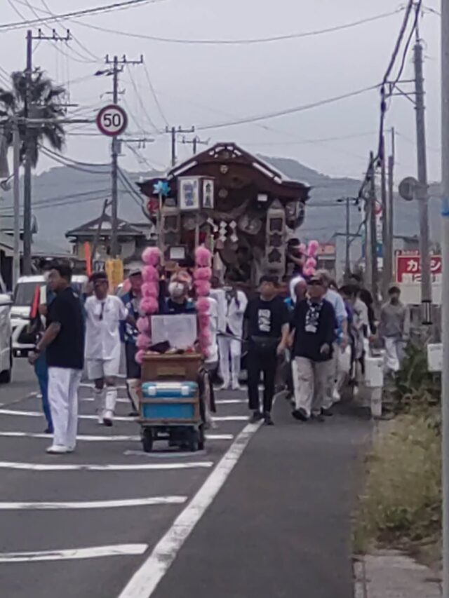 お疲れさまです。
藤枝です。
久しぶりの更新です。
10月の休みは第2第4土曜日と祝日です。
カレンダーもUPせずすいません。

今年は母親の旅立ちに伴い祭礼の参加を自粛。
しかしまぁ、自宅に居ると御囃子の音が聞こえてくるんです。
ウズウズが止まらず、工場前にて待機。
通過時に撮影。
更には夜、少しお邪魔してしまいました。
自粛とは一体…

祭礼参加を自粛した今年。
私服にて見学させて頂きましたが、出会う方々の温かいお言葉と気遣い。
そしてしっかりと仕事の話も😁
本当に嬉しく思いました。

忙しいを理由に作業を先延ばしにしたり、時にはお断りさせて頂いた事案もありました。
しかし、うちの工場は皆に支えられ今日まで営業出来たんだなぁ、と改めて実感。
特に江見地区のお客様には本当にお世話になっております。

むやみやたらにお断りするのではなく、
当社を利用して頂いている、と感謝の気持ちを忘れず、来る方拒まずWelcomeな精神で今後も当社の発展に繋げていこうと感銘を受けた１日でした。

江見地区、とても温かいです。
気候も人も。

#藤枝輪業
#江見祭礼