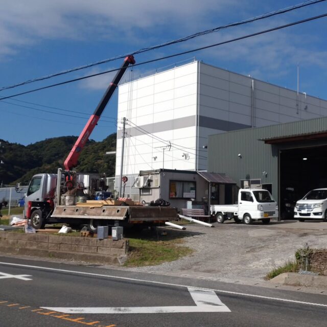 藤枝です。
ボチボチ年末に向けて慌ただしくなってきました。
作業のご用命は工場の電話へ、お早めにお願いします。

さて。
11/14。
待望のDAIHATSU看板が設置されました。
ここまでの道のりは険しかったです💦
故に一際満足感がありました。
設置後しばし見惚れていたのは言うまでもありません。
これで益々車屋さんと認識される事でしょう…

だといいな。

#藤枝輪業