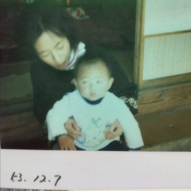 オカンの荷物を片付けようと手にした写真。
日付が今日じゃねーか！

俺、若かったなぁ。