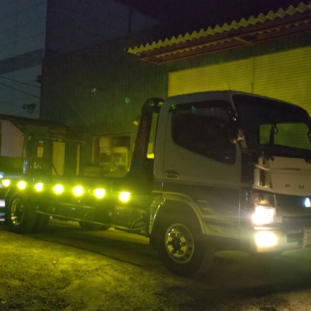 お疲れさまです。
藤枝です。

夜間ロードサービスにて出動。
お客さんの職場まで取りに行き、引き上げ作業中に従業員と思わしきオッサン三人組に絡まれました。
そのうちの１人(メガネ)がかなりイキッて絡んできました。

ただお客さんからの依頼で車取りに行っただけです。

疲れてるところに余計な疲労感。
なので私ほぼ無言。

まーいーや、って言い帰っていきました。

あーだりぃ。

窃盗と間違われたか。
仮に窃盗なら自分の積載車で行かねぇわ！！