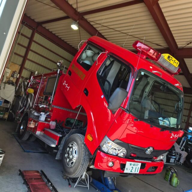 藤枝です。
ここ最近、体調が良かったり悪かったり。
寒いし暑いしの繰り返しでなんだかなー、と。

そんな中、地元消防団車輛の車検を承りました。
新しい車輛なのでキャブがPTO。
エンジンルームの点検で助手席上げてモゾモゾしなくて済むのは非常に助かります。
我が社の積載車には載せられない重量が故、のんびりチンタラ自走で陸運局まで。
無事に合格、お返し出来ました。

また、強風の日もありまして。
お客様、風に煽られてドアの開閉が困難になってしまった模様。
中古ドア交換にて対応。
新旧ドアのキーシリンダーの入れ替え。
建て付け調整後、開閉確認。OKです。

タントの電動ファンモータ交換。
冬場の為水温も低い状態で走行出来てましたが、仮に夏場であったと思うと怖いです。
早急に新品と交換、無事に作動出来ました。

年度末に差し掛かり、鴨川の端っこにある小さな町工場でもバタバタしてしまってます💦

お預かりの車輛、ご予約頂いております車輛、作業内容により順番が入れ替わる場合も御座います。
不慮の事故、トラブルにつき出張で不在の場合もあります。
皆さんのご要望に沿える様、努力はしているハズですが、なかなかご期待に沿えない場合も。
また、１人作業の為、如何せん遅れてしまう事も御座います。
どうぞゆる～く温かい目で見守ってやってください。

テンチョー達もたまにゆる～く出勤してます。

#藤枝輪業