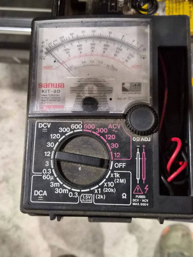 学生時代に授業で作成したテスター。
作成してから約３０年。
直して直して使い込んだ思い出の道具。
常に工具箱に入れてあり、すぐ使える場所にしまっておいた。
二等兵の頃から今日まで現役でした。

今日、ウンともスンとも言わなくなり、本日お役御免。
日産ディーラー時代の実技試験にも使い、現場では電気系統の修理には先ず最初に出してた道具。

廃棄するには思い出が詰まりすぎた道具なので、もっと私が賢くなって修理出来る時まで工場の片隅に仕舞っておきます。

そして電装授業の担当だった江口先生。
授業で作成させてくれてありがとう御座いました。
この歳まで使うとは当時全く想像出来んかった。

旧テスターよ、今日までありがとう。
新テスターよ、これからヨロシク。

追記
3/20は祝日の為お休みを頂きます。

#藤枝輪業