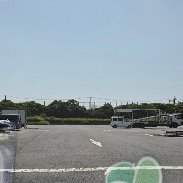 藤枝です。
ほぼ酷暑日、皆さんお身体ご自愛ください。

さて、本日。
陸運局へ継続検査。
アスファルトの照り返しで火傷しそうな感覚。
そんな中、車検の列に並びましたが。
正常に機能するエアコンでも全く効いてない様な錯覚を起こしてしまう程なワケで。
カーエアコン以外での対策も必要だと痛感した真夏の午後の陸運局でした。

#藤枝輪業